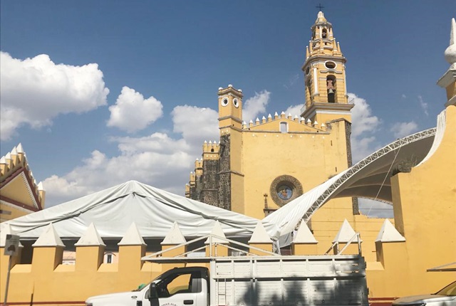 Colocan domo para evento de AMLO en Cholula, además lo recibirán con protestas 