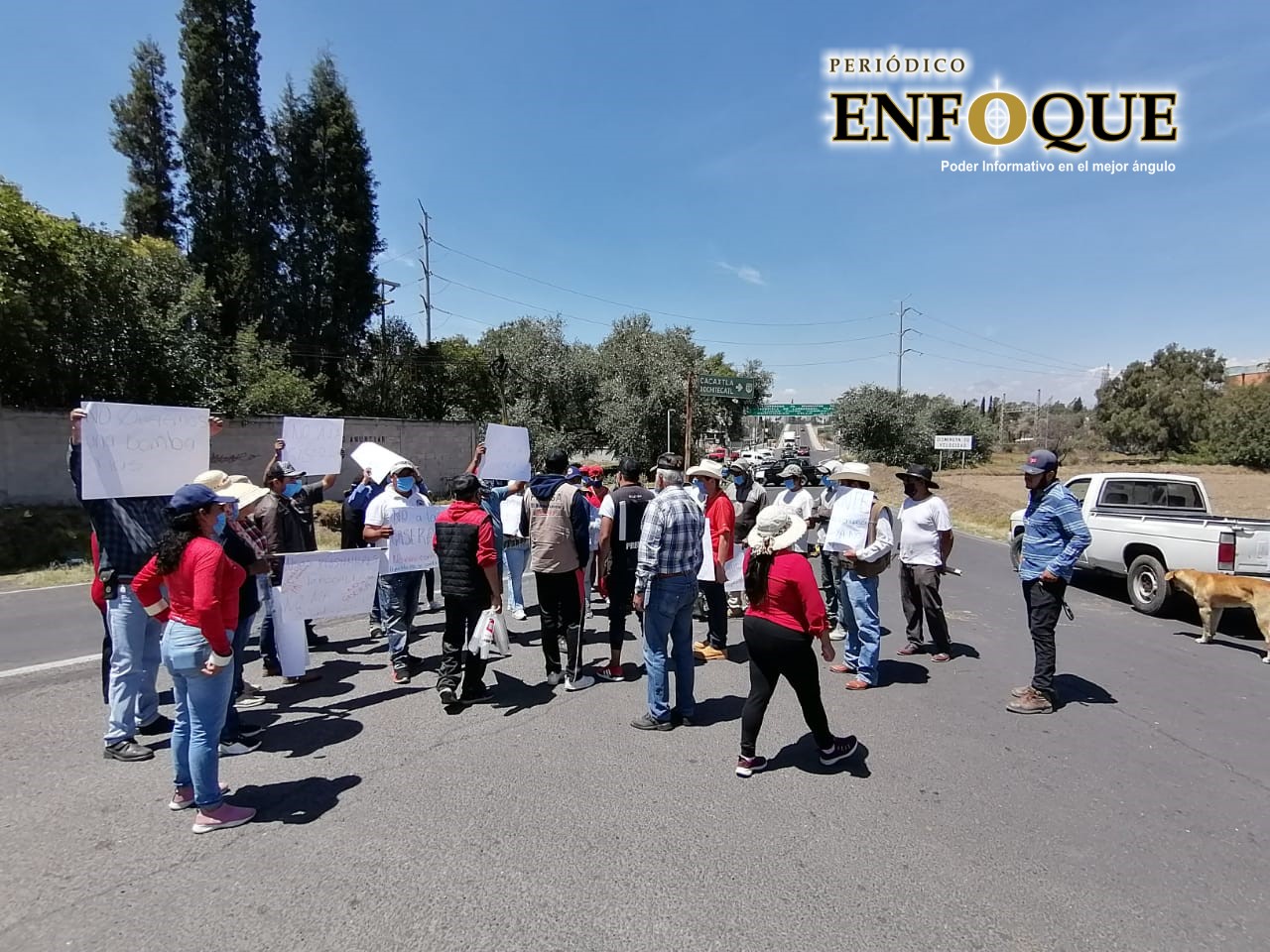 Foto: Rommel Pichardo Bloquean vía federal Tlaxcala-San Martín, se niegan a construcción de gasera