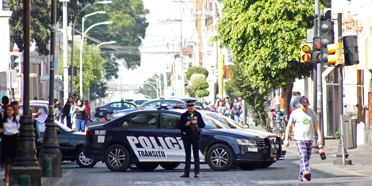Foto: Cortesía Puebla, Pue.- “Con el retiro del Hoy No Circula, el flujo de movilidad vuelve a lo mismo. Este cierre de calles será responsabilidad de Protección Civil, ellos evaluarán en qué fecha tendrán que ser abiertas” señaló el secretario de Movilidad municipal, Eduardo Covian Carrizales. Con ello reiteró que la contingencia debe permanecer ante alto índice de contagios en la capital, además de que los poblanos aún deben evitar las aglomeraciones y salir de sus casas.  Recordó que el semáforo aún sigue en rojo por lo que las calles del primer cuadro de la ciudad seguirán cerradas, por lo que sólo vehículos que de verdad lo necesiten podrán acceder. Cabe señalar que de igual forma los negocios pertenecientes a esta zona aun no pueden reactivar sus servicios, por lo que Protección Civil ha realizado operativos para sancionar a los que desobedecen esta disposición municipal.