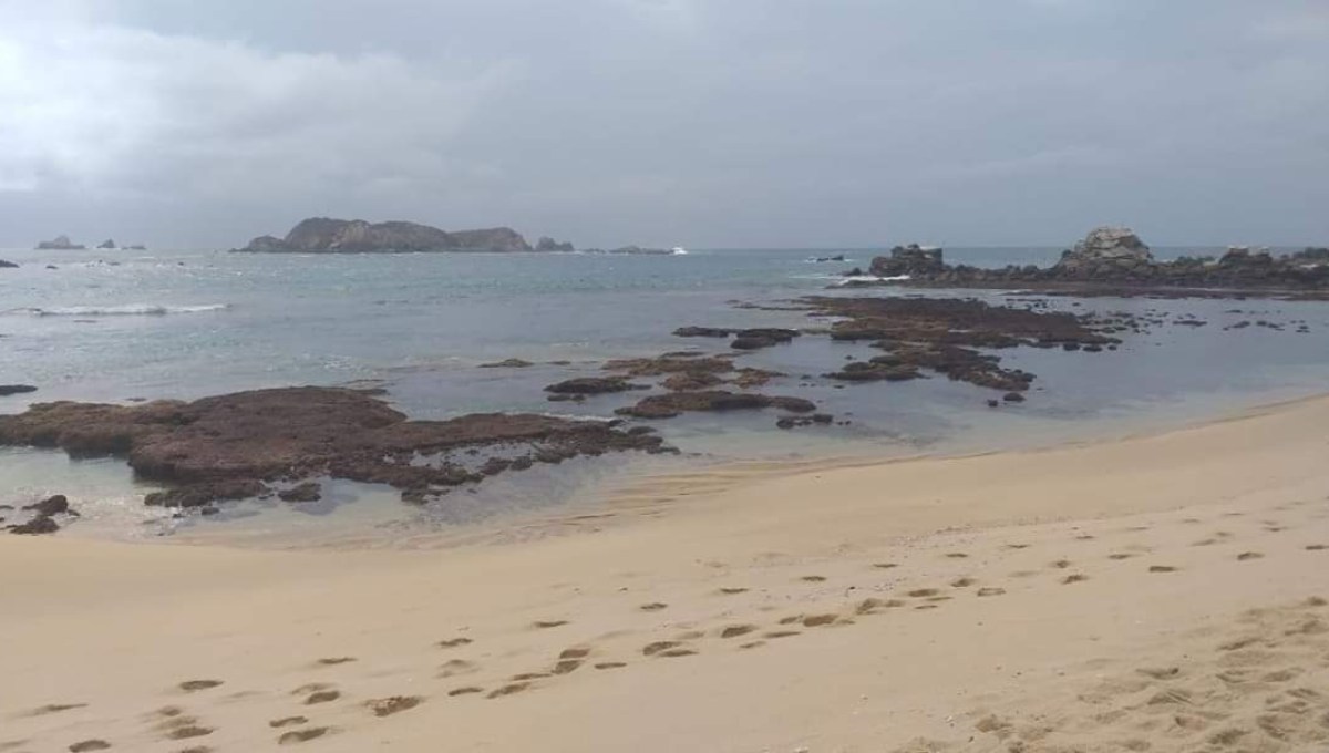 Foto: Cortesía “Las embarcaciones están sobre las piedras”, reportan que mar se aleja de las playas de Huatulco