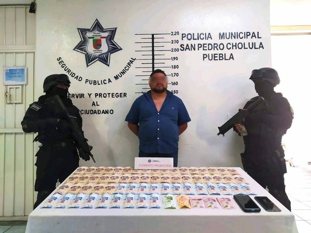 Detienen policías de San Pedro Cholula a sujeto que manejaba falsa patrulla 