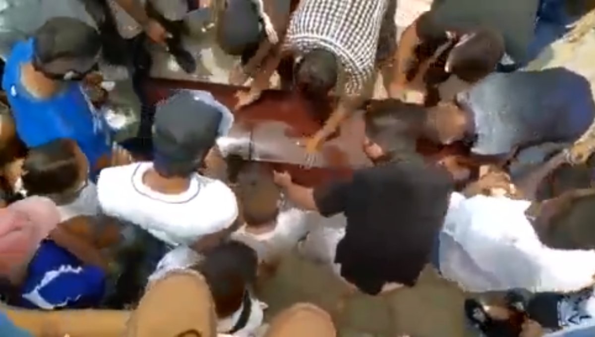 Foto: Cortesía ¡Sin sana distancia! Familiares abren ataúd para ver el cuerpo de hombre fallecido por COVID-19 (Video)