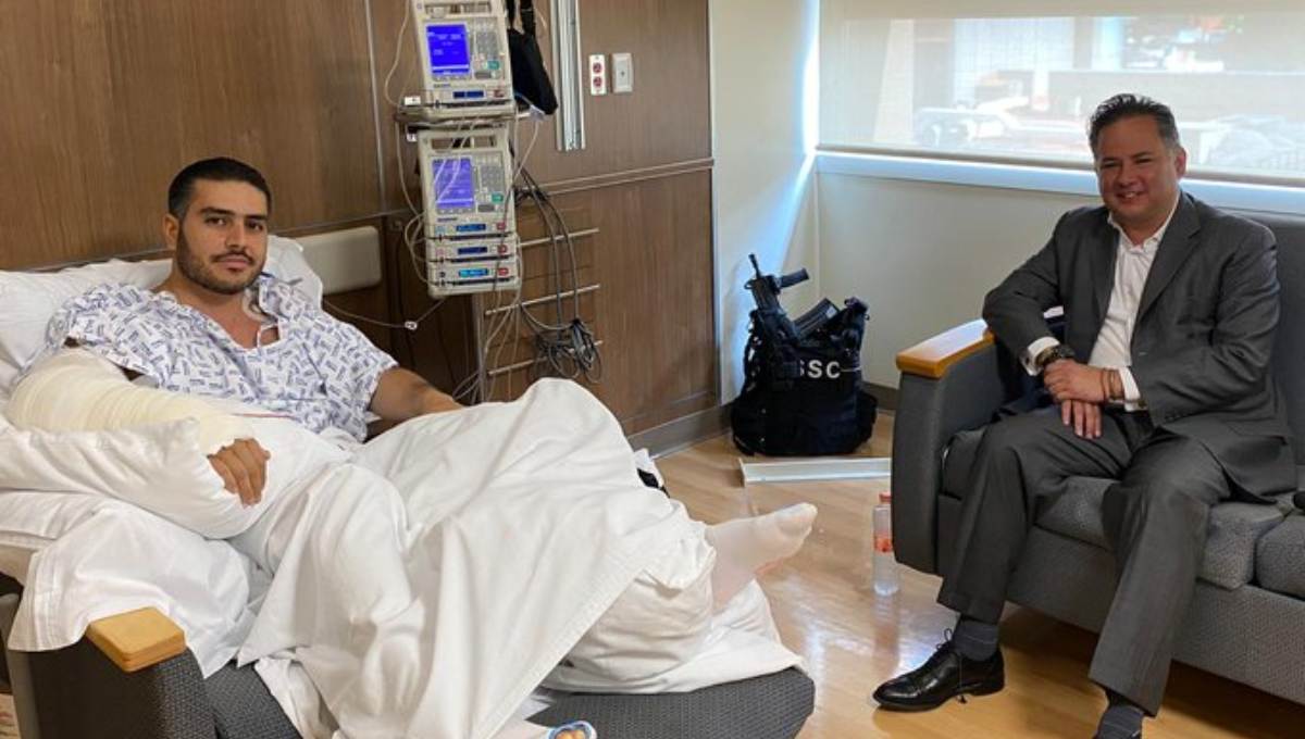 Foto: Cortesía La imagen del día: García Harfuch posa con arma de alto calibre en el hospital