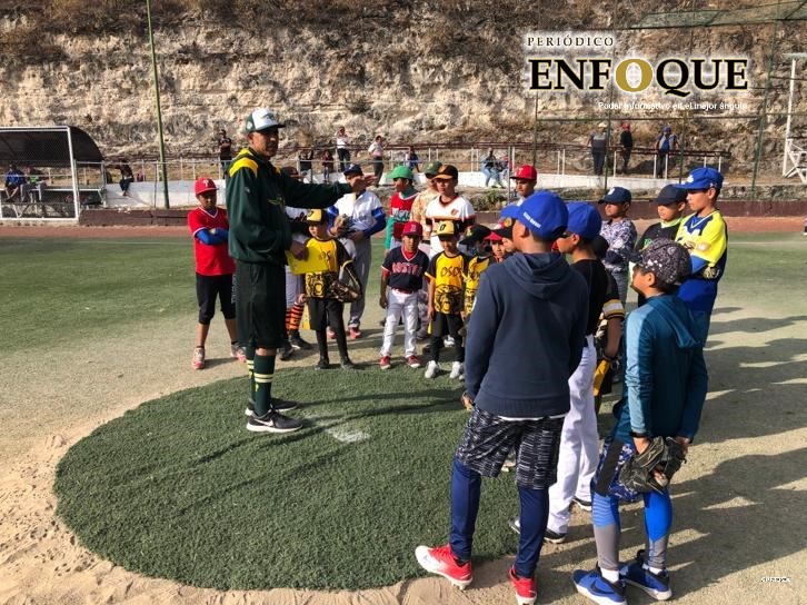 Foto: Cortesía Jugadores de Pericos le cumplen el sueño a peloteritos de la Liga Zaragoza