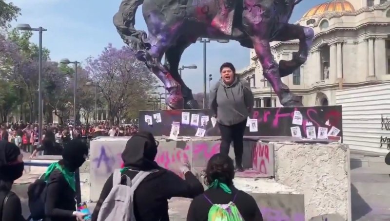 Foto: Cortesía Joven enfrenta a encapuchadas e impide que destruyan estatua de Madero en Bellas Artes (Video)