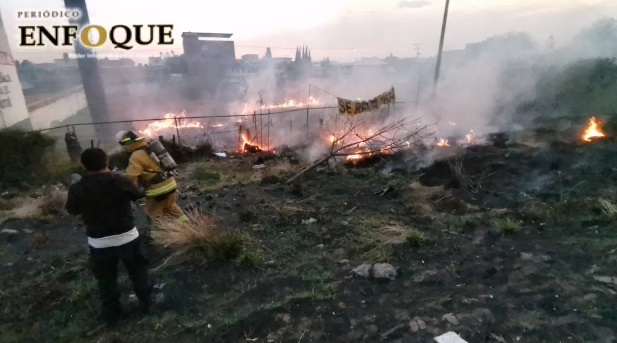 Foto: César Valdez Bomberos sofocan un incendio en la autopista México-Puebla (Video)