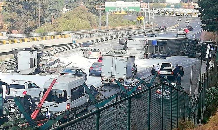 Foto: Cortesía México-Toluca: Vuelcan tráileres a la altura del kilómetro 47
