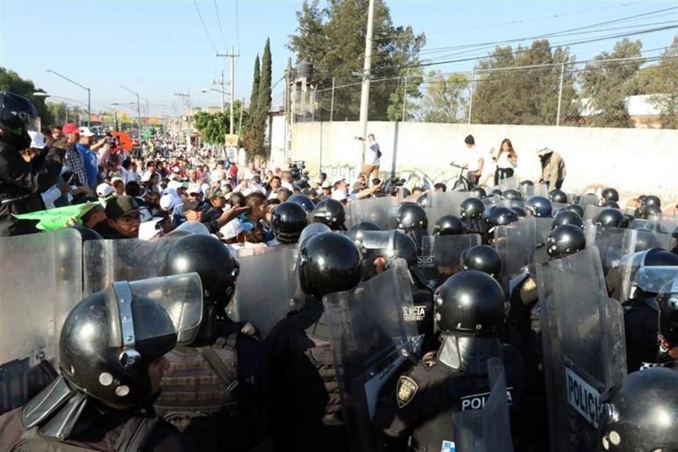 Foto: Cortesía Bloqueo en la México-Puebla genera enfrentamiento entre policías y vecinos de Tláhuac