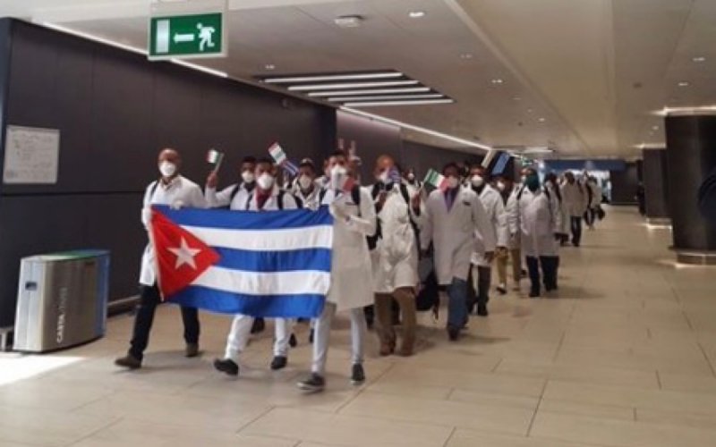 Foto: Cortesía “¡Gracias héroes!”, italianos reciben con lágrimas a brigada de médicos cubanos