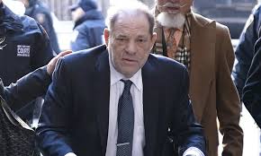 Harvey Weinstein da positivo a COVID-19