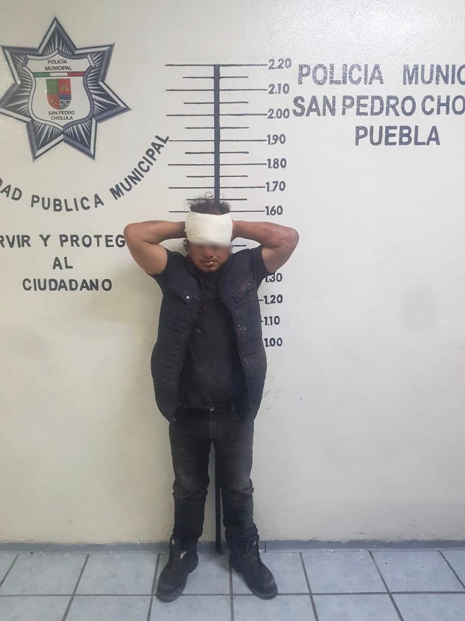 Foto: Cortesía Aseguran policías de San Pedro Cholula a 2 hombres señalados por robo de vehículo