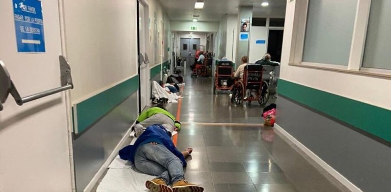 Foto: Cortesía Enfermos abarrotan hospitales en España; hay quienes duermen en el piso