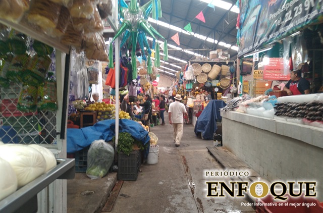 Baja afluencia de personas en mercado de San Pedro Cholula durante Covid-19 