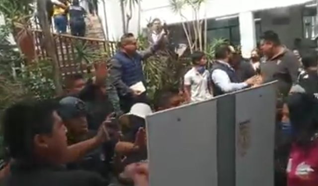 Captura de vídeo  Se confrontan pobladores de San Lorenzo Almecatla en alcaldía de Cuautlancingo