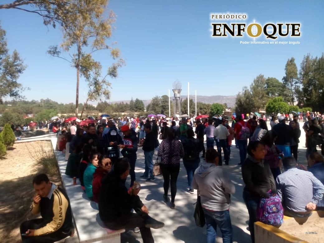 Foto: Cortesía En plena contingencia, maestros de Tlaxcala se aglomeran en espera de su cheque