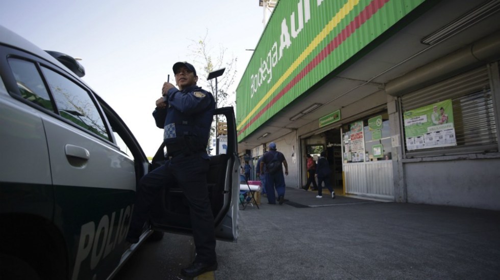 Van por alcohol, cigarros, pilas y botanas, los saqueadores en México