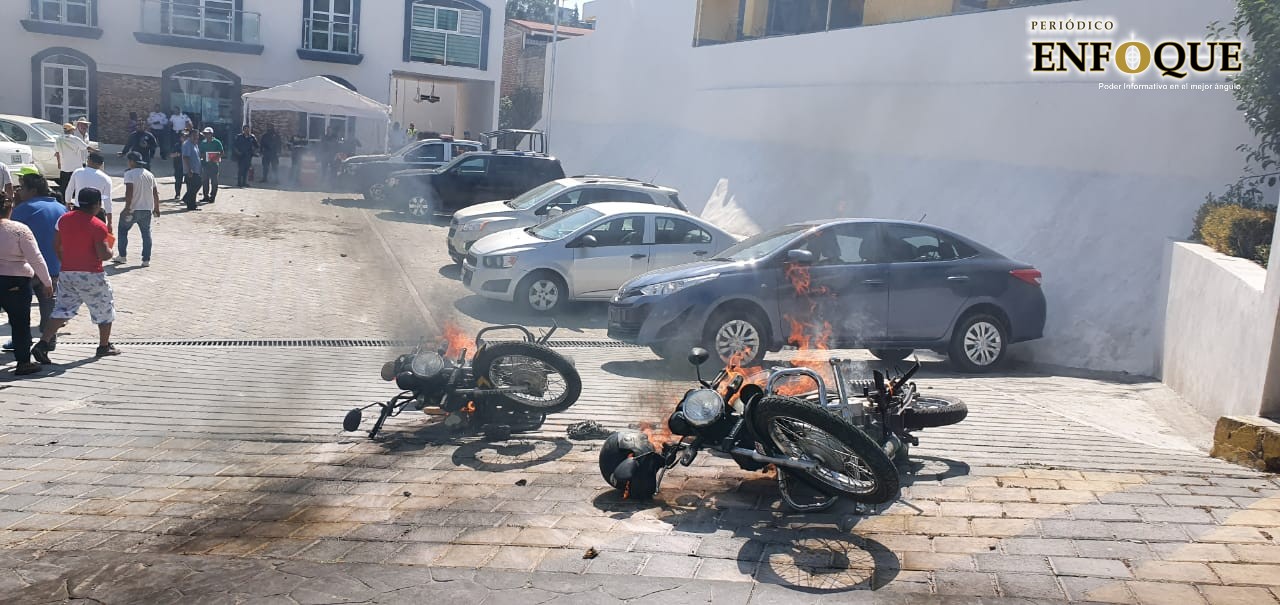 Foto: Rommel Pichardo Tahoneros causan destrozos y queman moto patrullas en Totolac