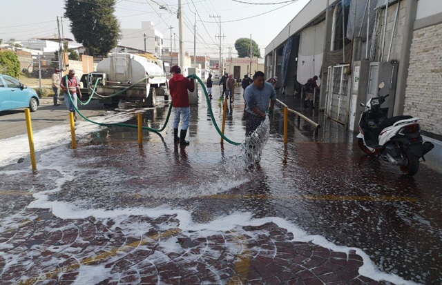 Foto: Omar Sánchez Desinfectan tianguis de Santiago Mixquitla en San Pedro Cholula por Covid-19