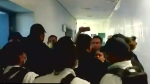 Foto: Cortesía Familiares arremeten contra personal médico tras encontrar cuerpos de pacientes en bolsas