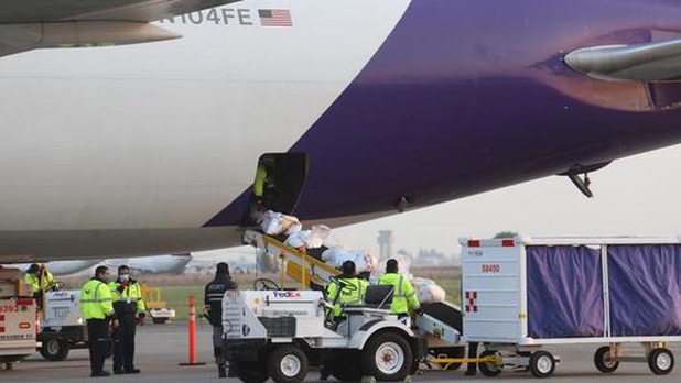 Foto: Cortesía Llega avión a Toluca con 211 ventiladores provenientes de EU: Ebrard