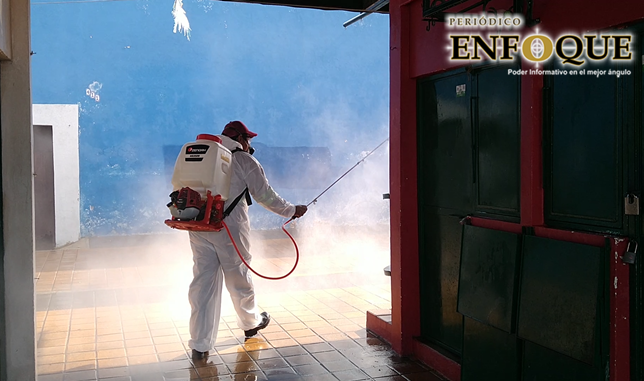 Foto: Omar Sánchez Utilizan cloro e hipoclorito para sanitizar espacios públicos de San Pedro Cholula