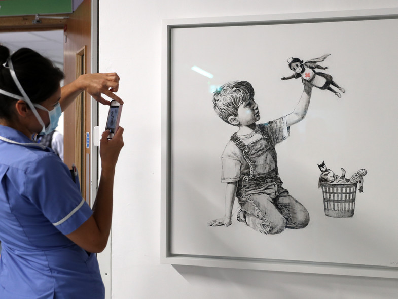 Foto: Cortesía 'Una heroína con capa y cubrebocas': Banksy agradece a médicos y enfermeras con nueva obra