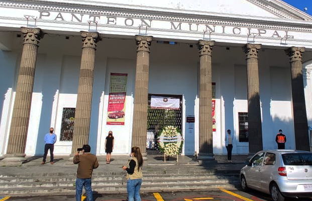 Foto: Cortesía Ayuntamiento coloca corona de flores en el panteón Municipal para festejar a las madres