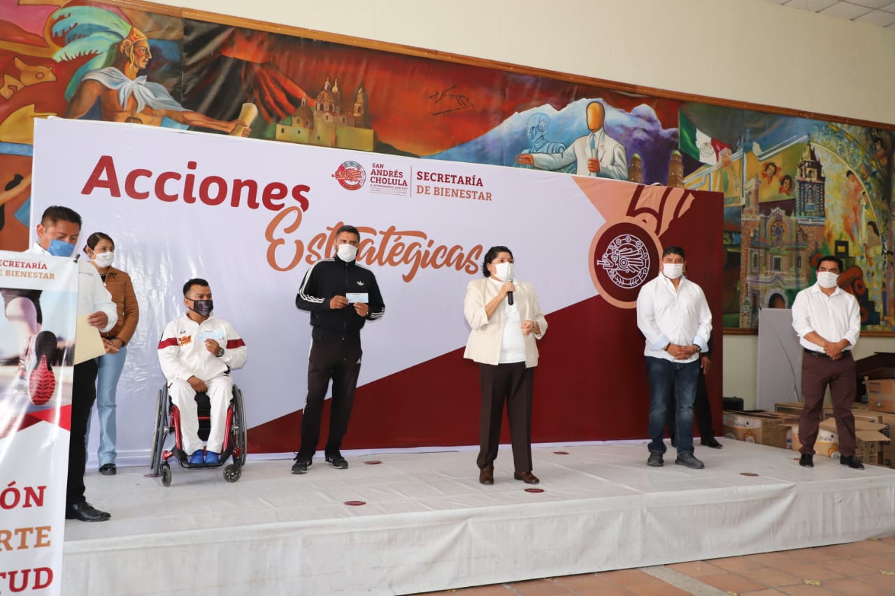 Foto: Cortesía Karina Pérez Popoca entrega apoyos económicos y despensas a entrenadores deportivos