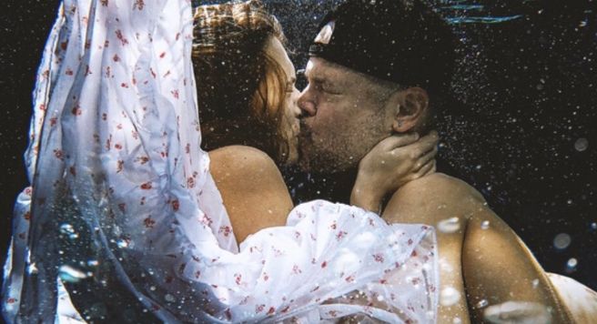 ¿Los reconoces? Estos son todos los famosos que se besan en el nuevo video de Residente