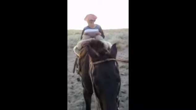 Foto: Cortesía Jeremías, cabalga 30 Km para conseguir Internet y poder enviar sus tareas