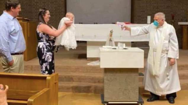 ¿Muere Satanás? Sacerdote bautiza a bebé con pistola de agua y los memes se descontrolan