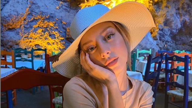 Foto: Cortesía Ester Expósito enciende las redes al posar en topless