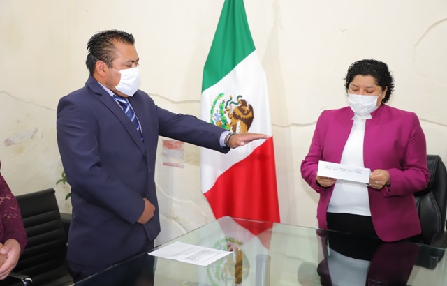 Foto: Cortesía Arriba Adalberto Cuautle Pérez como nuevo representante subalterno de San Rafael Comac
