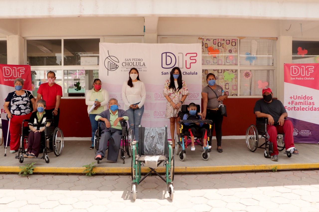 Foto: Cortesía DIF Estatal y Municipal benefician con sillas de ruedas a vecinos de San Pedro Cholula con problemas de movilidad