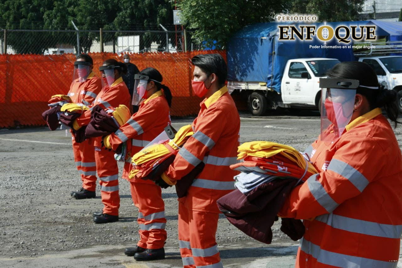 Foto: Cortesía Rivera Vinco entrega 500 nuevos uniformes a trabajadores de limpia