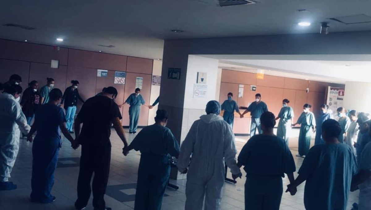 Foto: Cortesía Captan a personal del IMSS rezando antes de atender a pacientes COVID en impactante foto