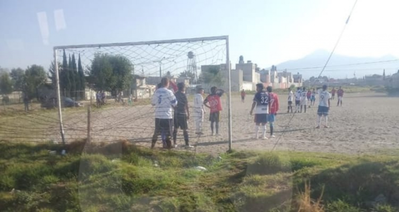 Foto: Cortesía Sin miedo al coronavirus, continúan torneos de futbol llanero en Puebla