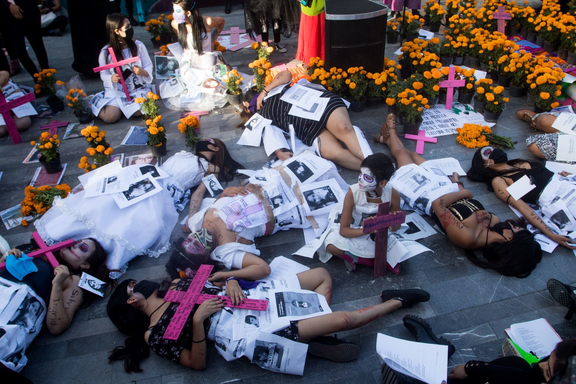 Foto: Cortesía Mujeres marchan y hacen performance en honor a víctimas de feminicidio y desaparecidas en CDMX
