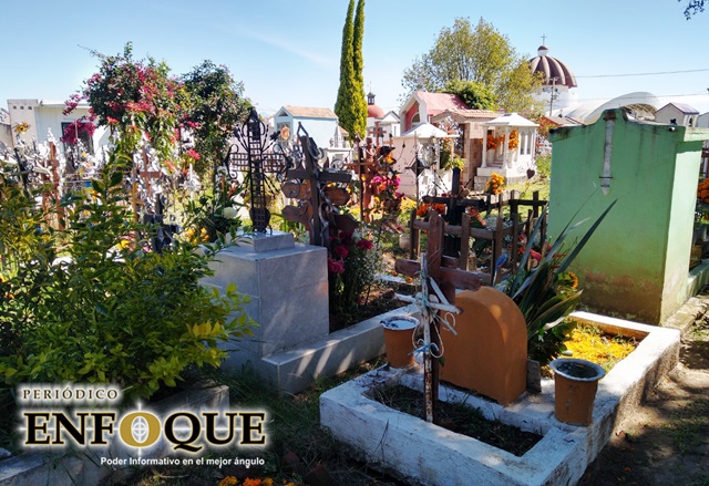 Con poca afluencia lucieron los panteones de Cholula durante Día de Muertos
