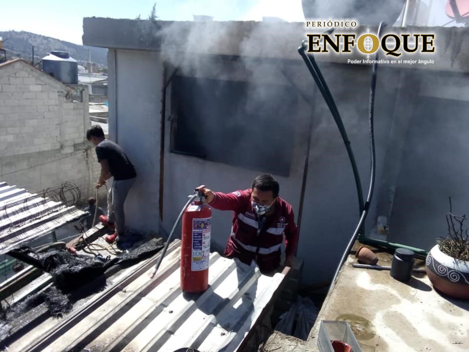 Foto: Cortesía Se incendia bodega de salas y sillones en Amozoc