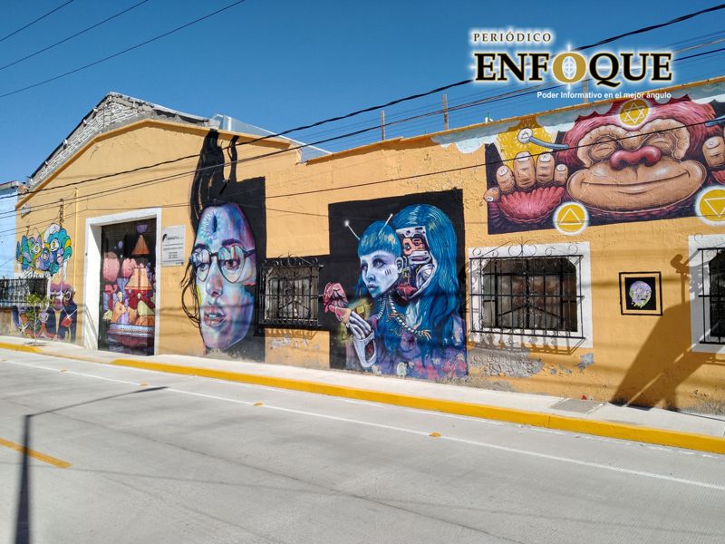 Foto: Omar Sánchez Pintan murales en Cholula en homenaje a Christian Zacek "Milamores"