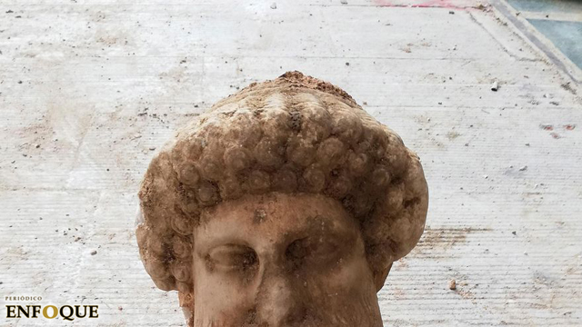 Foto: Cortesía Una gran cabeza del dios Hermes ha aparecido en pleno centro de Atenas durante los trabajos de renovación del alcantarillado de una de las calles más concurridas de la capital griega.  Según informó este domingo el ministerio de Cultura, la cabeza, que representa al dios mensajero en edad adulta, fue hallada a tan solo 1,30 metros de profundidad en la calle Eolu, cerca de la Iglesia de San Irene y junto a la emblemática plaza de Monastiraki.  Las primeras investigaciones apuntan a que se trata de un fragmento de una columna, y la imagen es típica del Hermes Propileo del escultor Alcámenes.  Más en El Mundo De convertir una felación de su novia en el 'no va más' de la modernidad a ser apóstol de Trump y oponerse al voto femenino El Mundo El séquito de Pablo Iglesias en su viaje con Felipe VI El Mundo Todo apunta a que se trata de una obra original que posiblemente data de finales del siglo IV o comienzos del siglo III a.C, señaló el ministerio en un comunicado.  El hallazgo, que se conserva en buen estado, fue trasladado de inmediato a un depósito del Eforato de Antigüedades de Atenas.