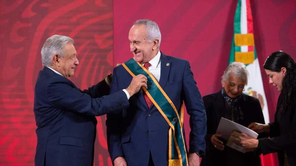 Foto: Cortesía Seade recibe condecoración 'Miguel Hidalgo' en Grado Banda por negociación del T-MEC