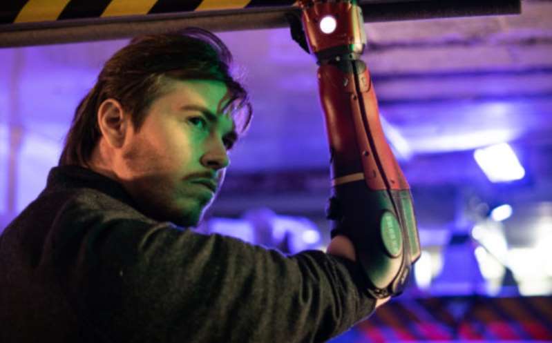 Foto: Cortesía Hombre que nació con discapacidad ahora usa brazo biónico de 'Metal Gear Solid'