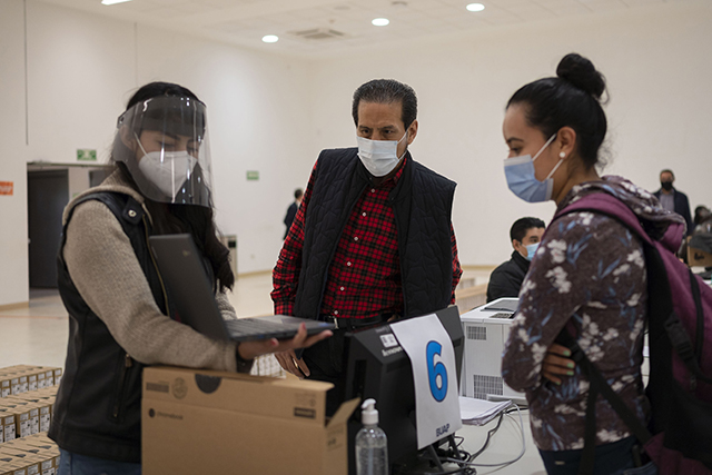 Foto: Cortesía Extiende BUAP préstamo de equipo de cómputo a estudiantes