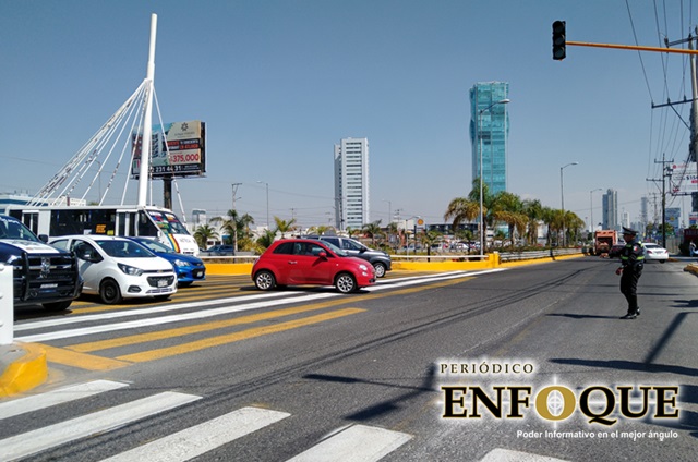 Foto: Omar Sánchez Automovilistas no respetan semáforo y lugares prohibidos de estacionamiento en San Andrés Cholula