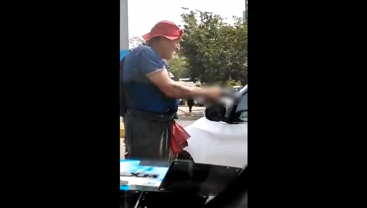 Foto: Cortesía "A punta de pistola": adulto mayor exige limosna a automovilistas en Michoacán (Video)