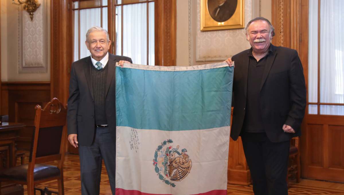Foto: Cortesía AMLO recibe a Jesús Ochoa en Palacio Nacional y le autografía una bandera mexicana