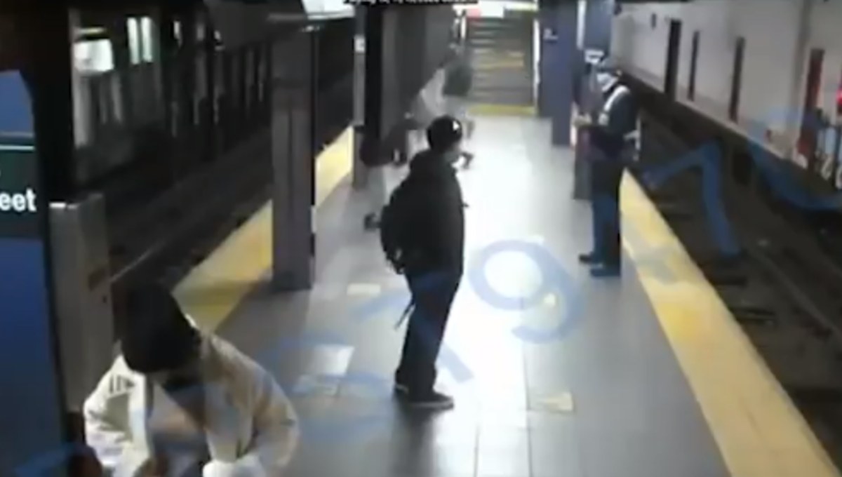 Foto: Cortesía ¡De milagro! Mujer sobrevive tras haber sido lanzada a las vías del metro (Video)