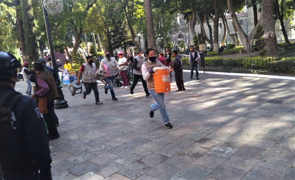 Ayuntamiento retira ambulantes instalados en el zócalo